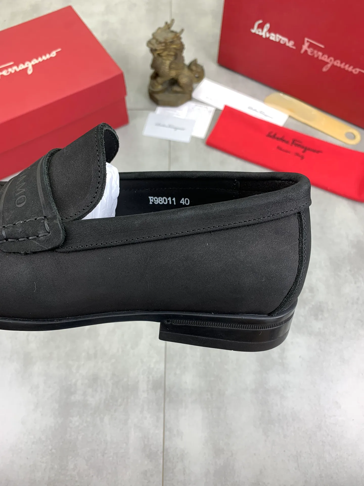 Men's Men's Shoes 💰P460💰[New Style] Water-dyed Niuli 🆘[Salvatore Ferragamo] Ferragamo's latest casual business leather shoes for men! Available at counters simultaneously! The fabric is made of specially imported original calfskin, and the interior is made of imported water-dyed cowhide. It is absolutely luxurious and leads the fashion trend. Matching code: 38-45; 3⃣️ colors available